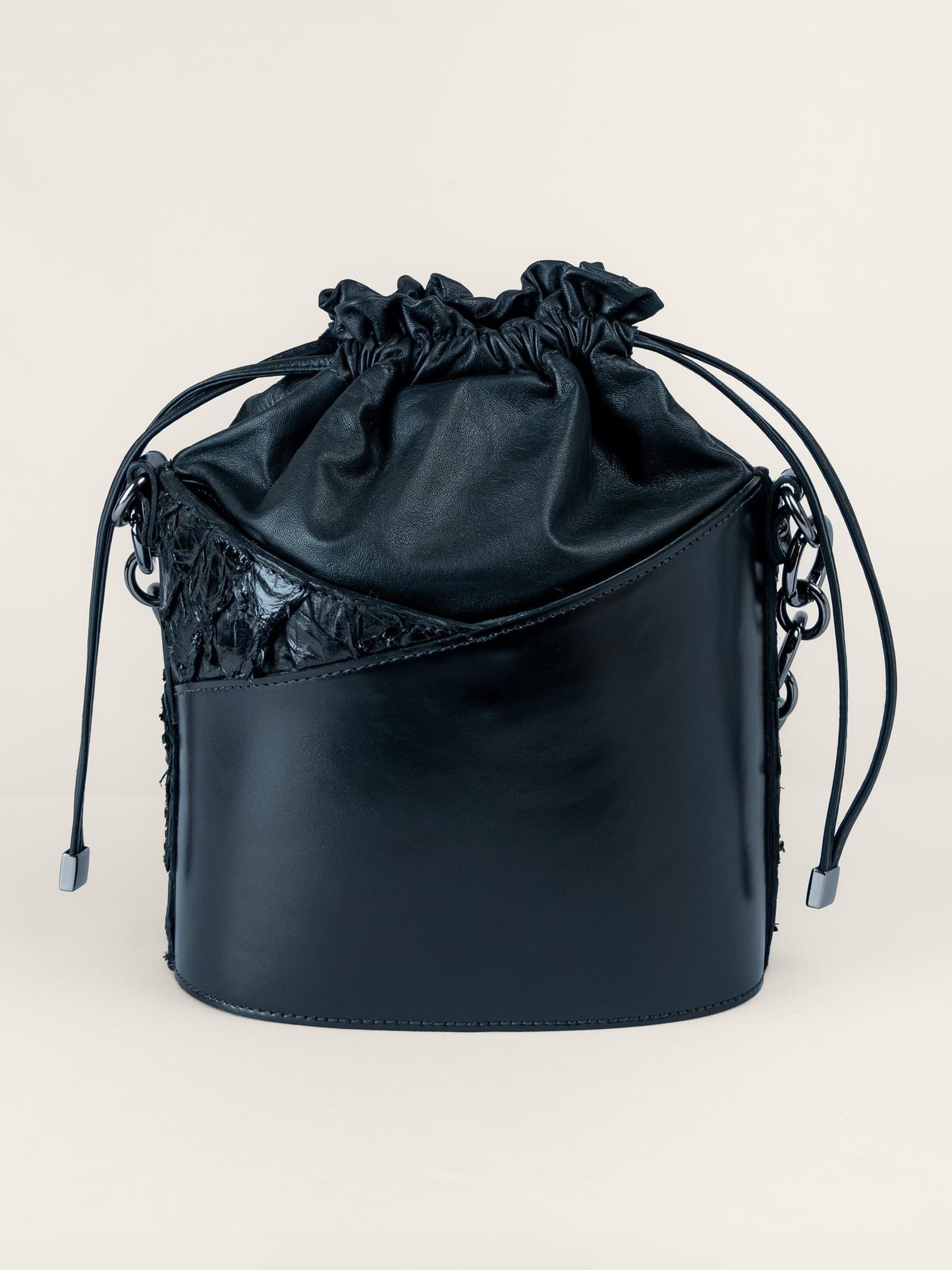 BOLSA BUCKET PIRARUCU PRETA - Mirol