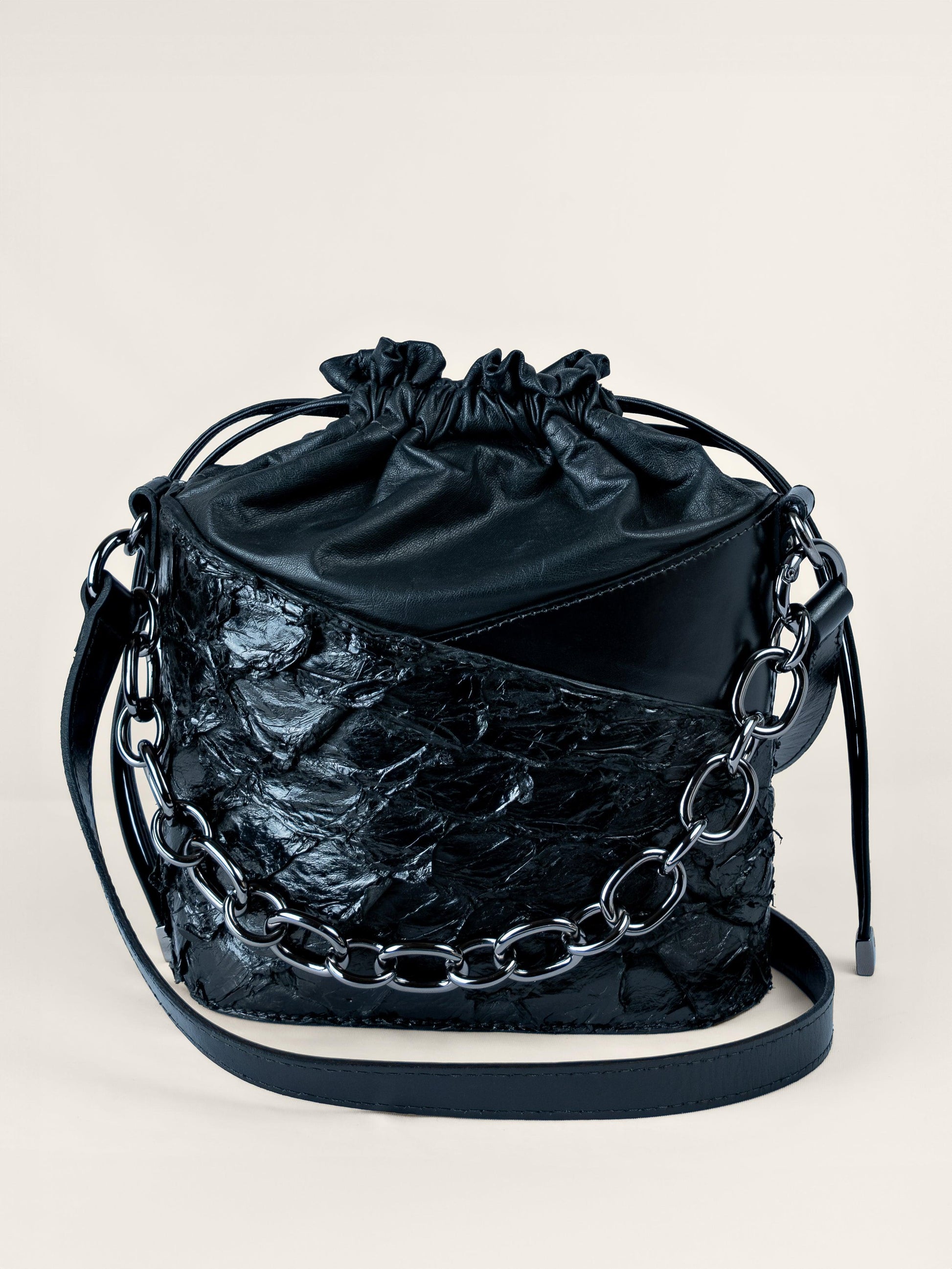 BOLSA BUCKET PIRARUCU PRETA - Mirol