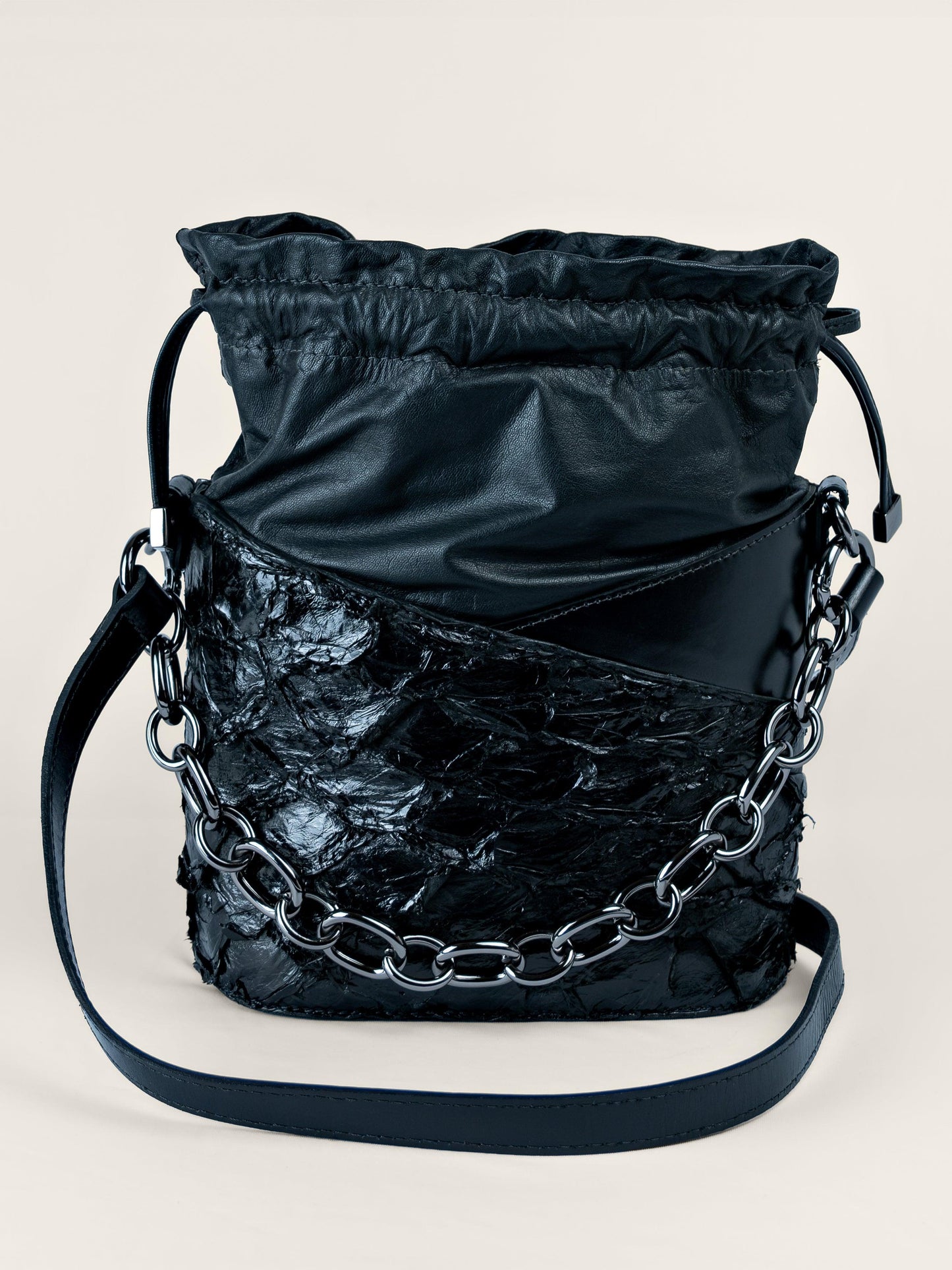 BOLSA BUCKET PIRARUCU PRETA - Mirol