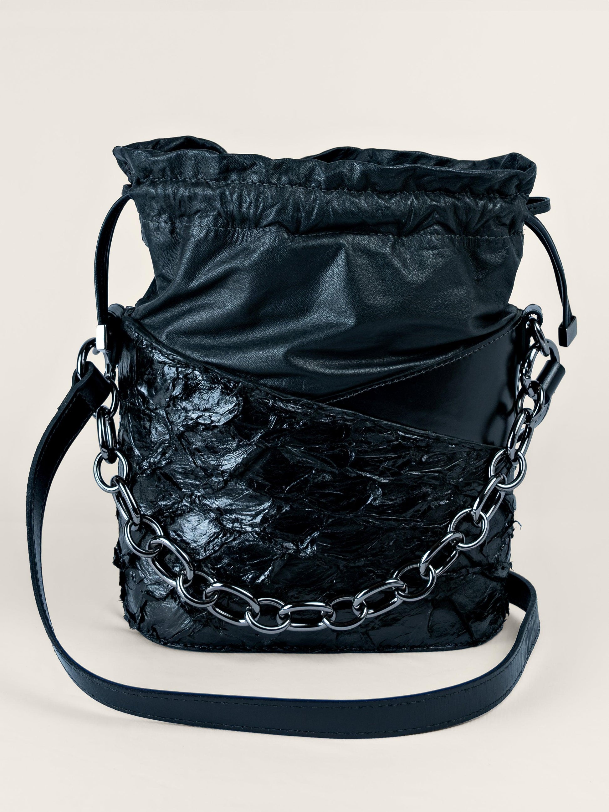 BOLSA BUCKET PIRARUCU PRETA - Mirol