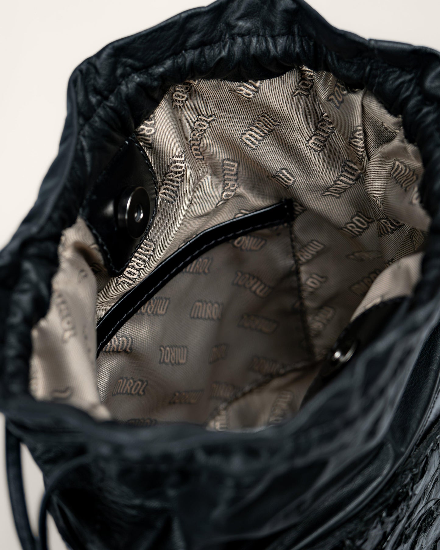 BOLSA BUCKET PIRARUCU PRETA - Mirol