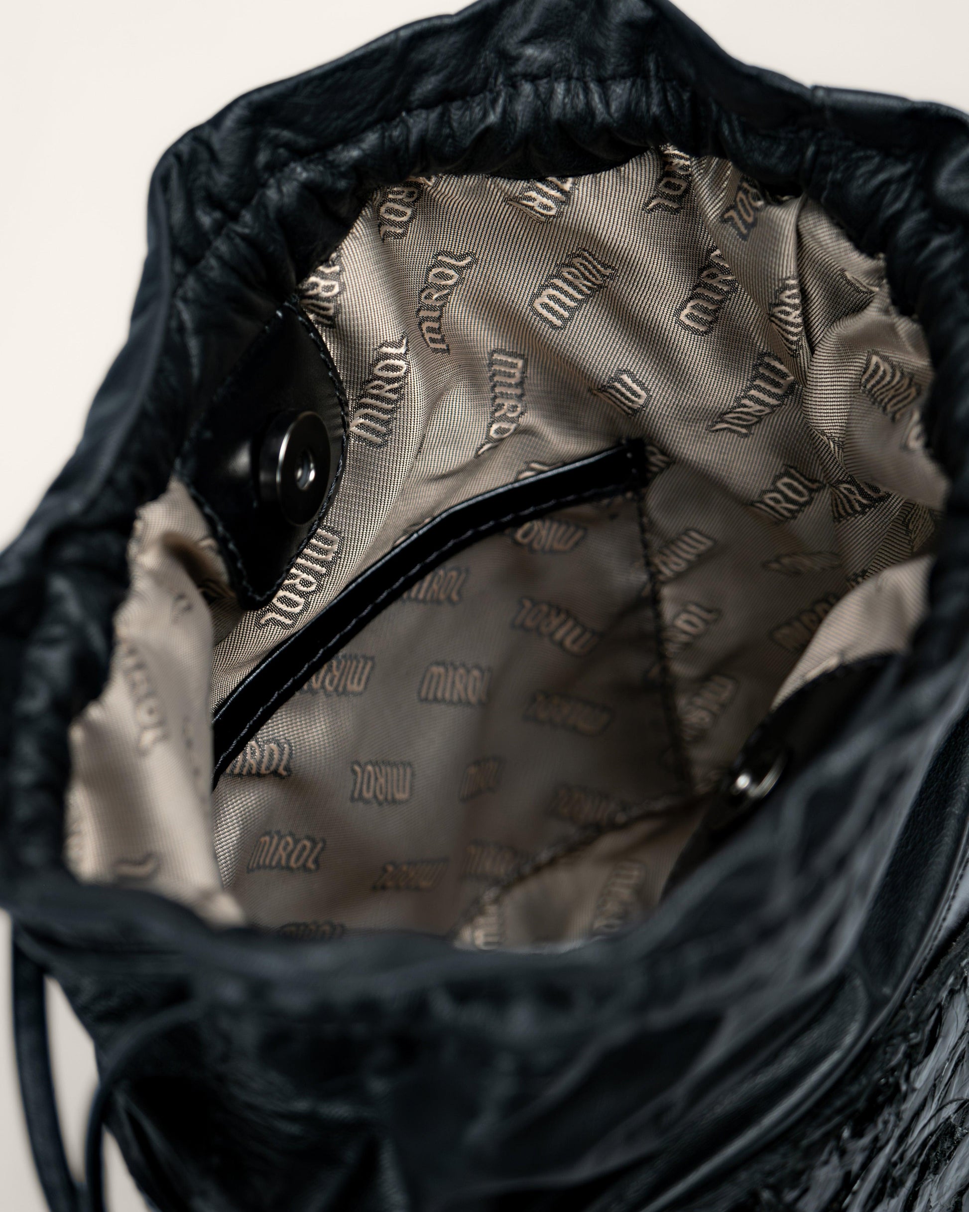 BOLSA BUCKET PIRARUCU PRETA - Mirol